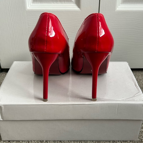 Red Point Toe Pumps - Picture 5 of 8